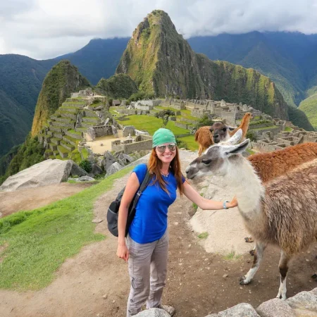 Turista disfrutando del Machu Picchu en temporada seca