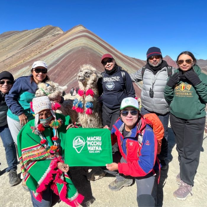 montaña de colores con turistas