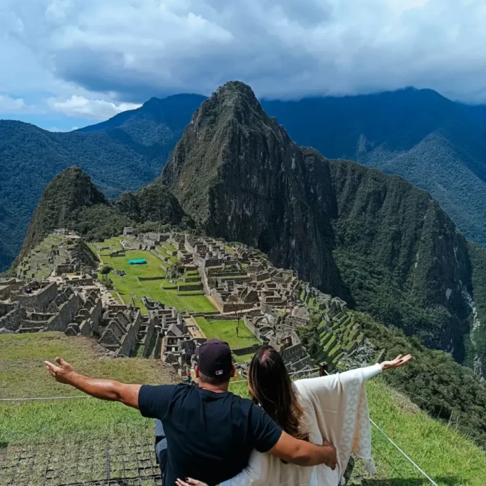 Pareja Mirando Mirador Machu Picchu