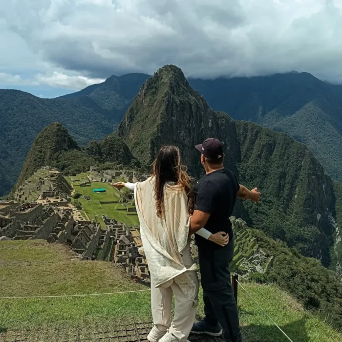 Pareja Mirando mirador Machu Picchu