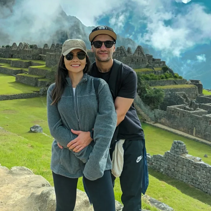 Pareja Plaza Machu Picchu