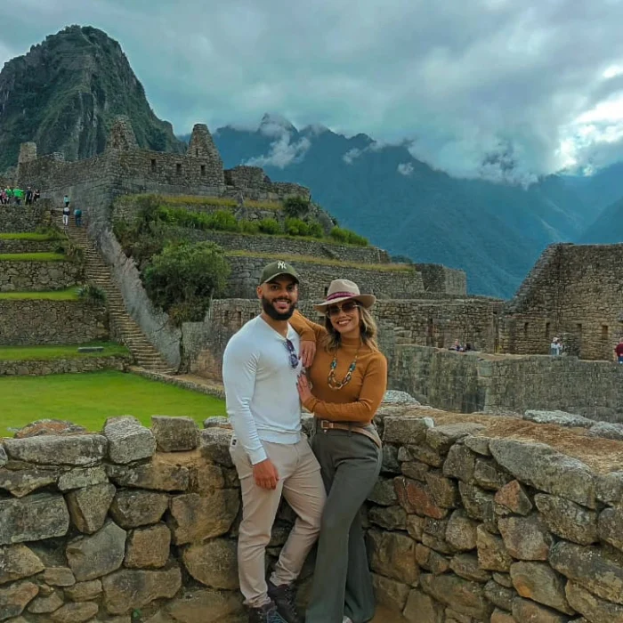 Pareja Plaza Machu Picchu