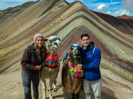 Pareja Turistas Llamas Montaña