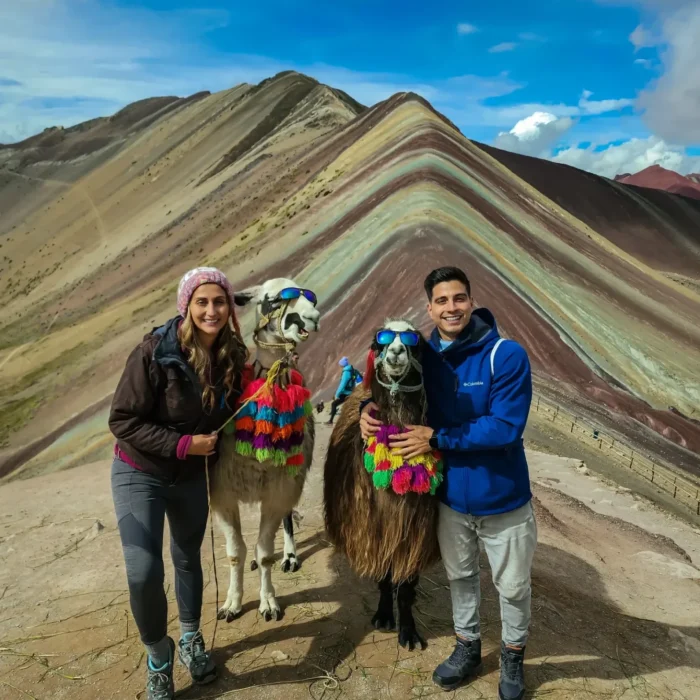 Pareja Turistas Llamas Montaña