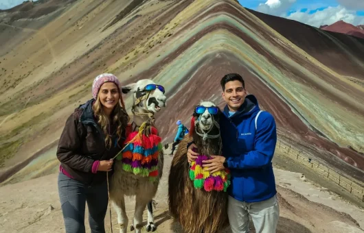 Pareja Turistas Llamas Montaña