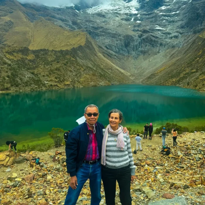 Pareja Turistas Posando Laguna Humantay