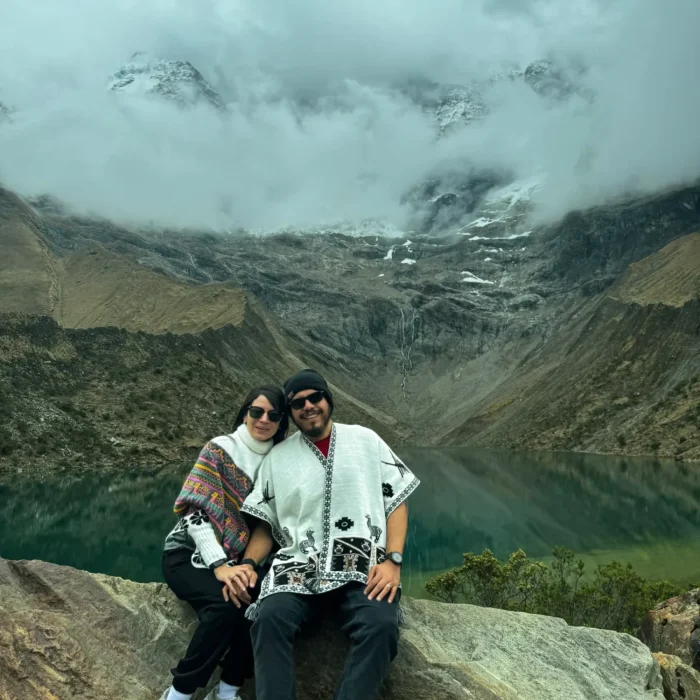 parejaTuristasRocaLagunaHumantay scaled e1732840884385 Pareja Turistas Roca Laguna Humantay