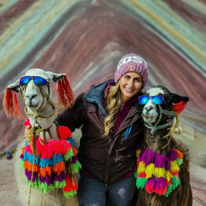 Turista llamas montaña