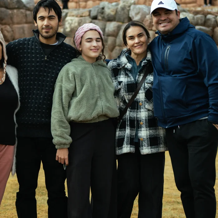 Turistas Familia Sacsayhuaman