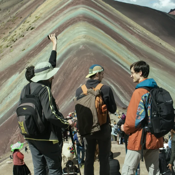 Turistas Mirando Montaña