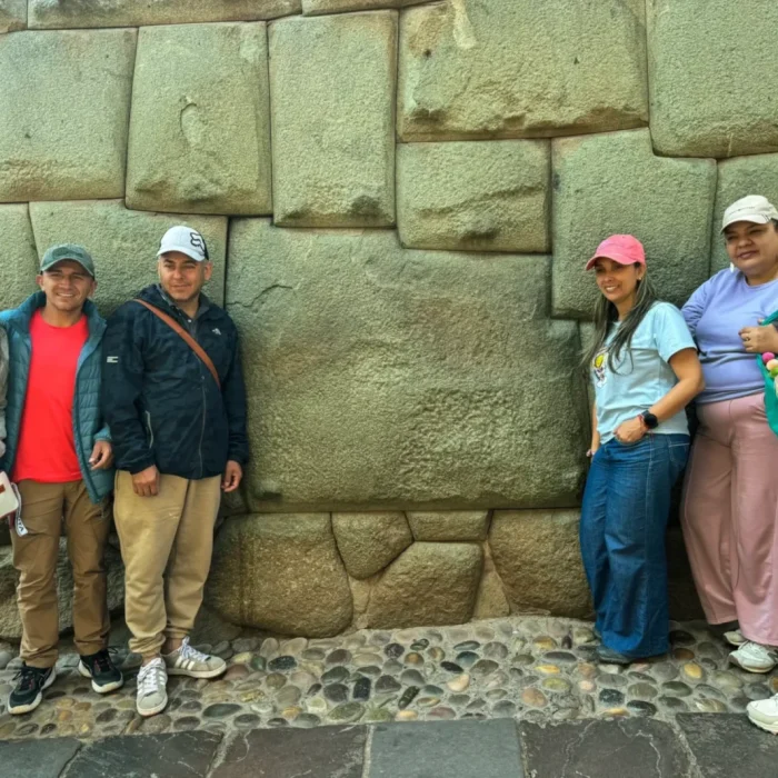 Turistas Piedra 12 ángulos City Tour