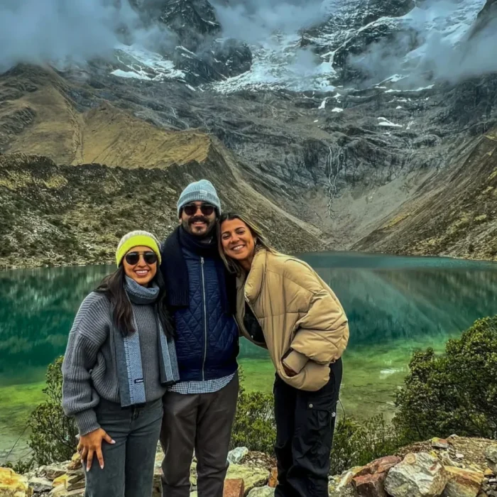 Turistas Posando Laguna Humantay